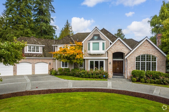 English Hill features large homes with expansive yards and mature landscaping.