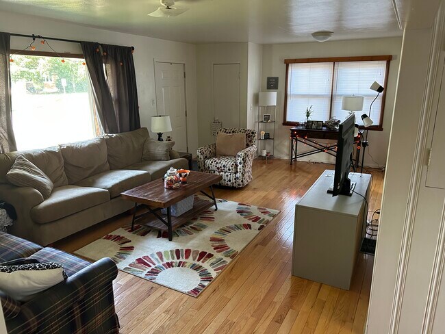 616 W 18th St, Cedar Falls, IA 50613 - photo 2