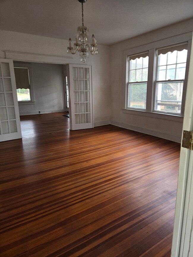 611 S Broad St, Clinton, SC 29325 - photo 4