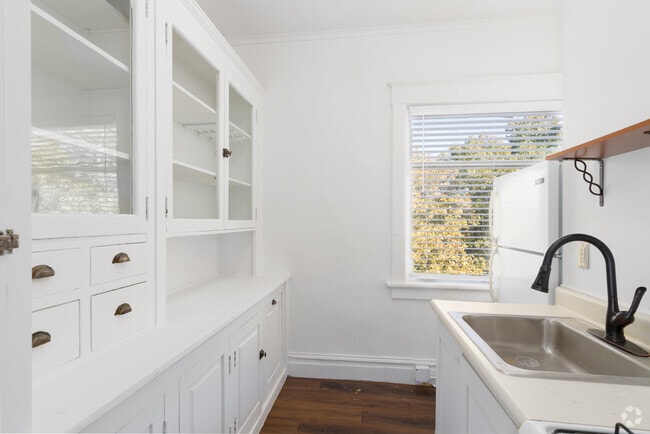 1BR, 1BA - 744SF - Kitchen