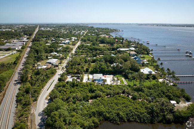 Rio is a small neighborhood with lots of greenery and a small town feel.