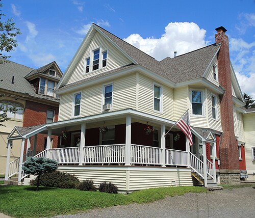 Multi unit complex ideal for students - close to bus line, downtown and campus