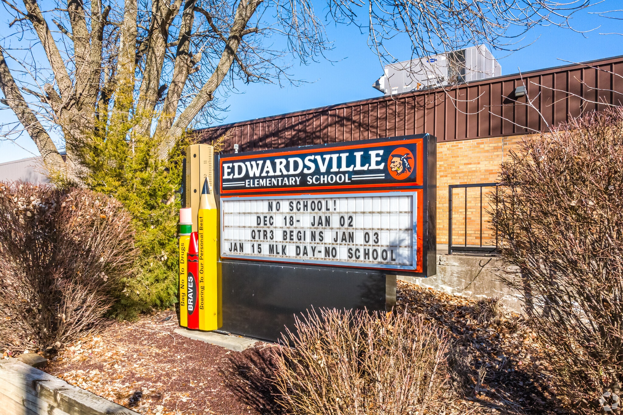 Edwardsville Elementary School is located in Edwardsville.