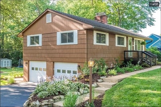 1086 Meadow Dr, Beavercreek, OH 45434