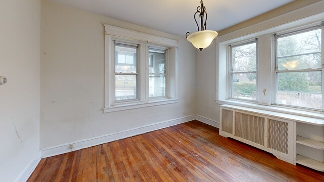 307 W Wayne Ave, Wayne, PA 19087 - photo 2