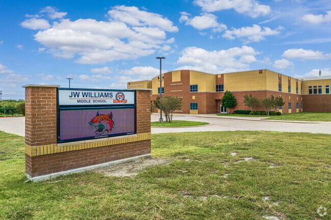 The JW Williams Middle School teaches 6-8 grade.