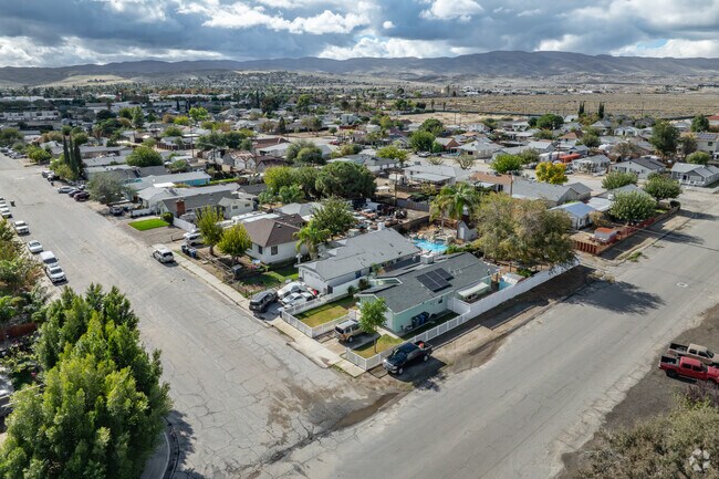 Ford City’s desert streets connect neighborhoods with views of the San Joaquin Valley hills.