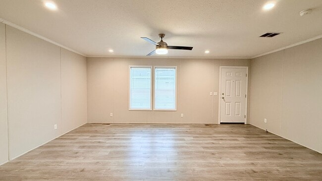 29647 Erie Ct, New Baltimore, MI 48051 - photo 2