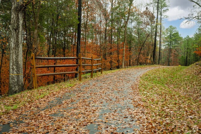 There are many walking trails at River Park in Catawba.