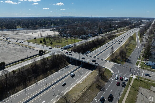 Westside has easy access to downtown Lansing and further afield via I-496.