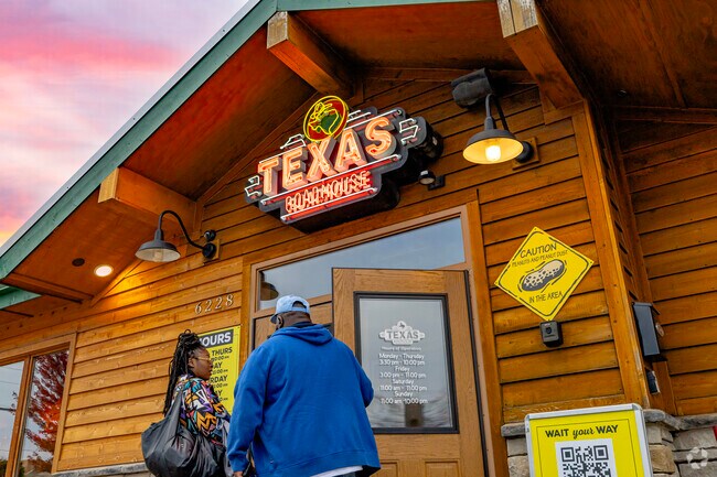 Diners from across Roosevelt can head to Texas Roadhouse near retail options at Green Bay road.
