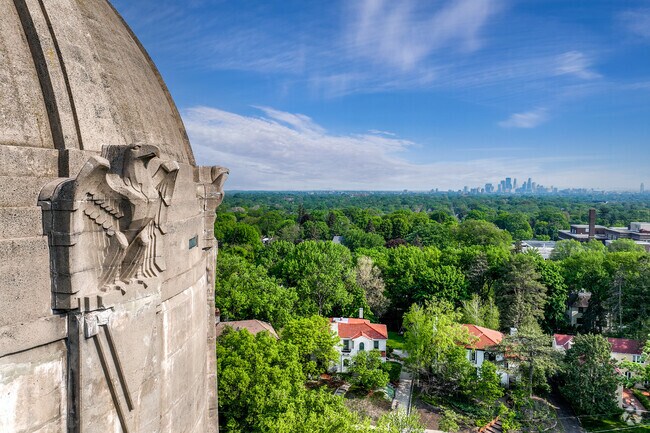 Tangletown is only minutes away from downtown Minneapolis and MSP International Airport.