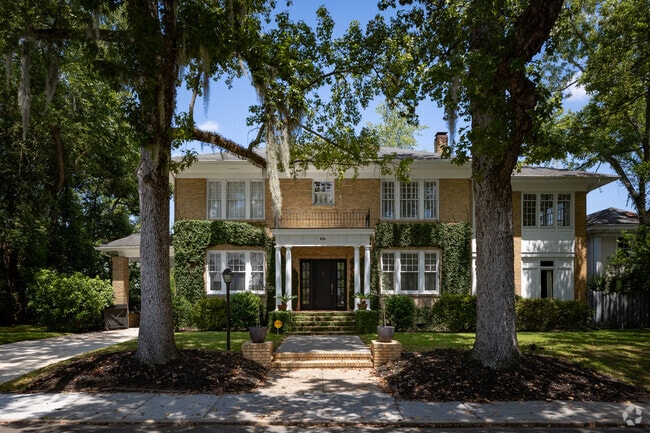 Homes in Ardsley Park-Chatham Crescent feature unique architectural details.