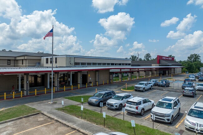 Maplewood Elementary has a student-teacher ratio of 16:1.