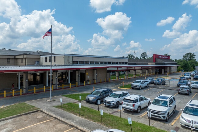Maplewood Elementary has a student-teacher ratio of 16:1.