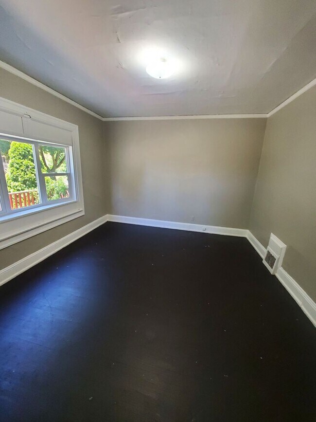 St Unit 1424 (Lower), Milwaukee, WI 53208