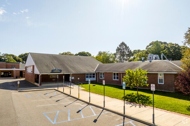 Unqua Elementary School in East Massapequa has 478 students in grades K-5.