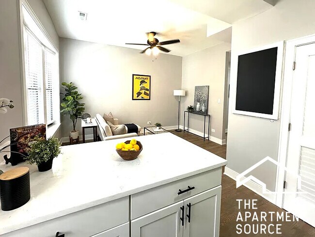 3837 N Wilton Ave unit 2, Chicago, IL 60613 - photo 2