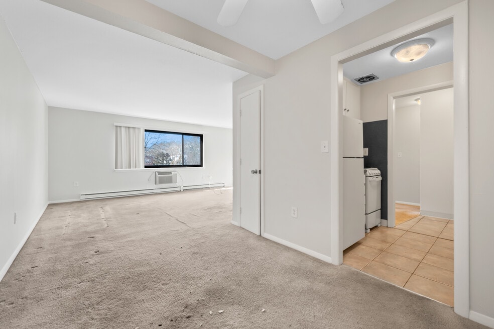 43 Olcott Dr unit 110, Manchester, CT 06040 - photo 1