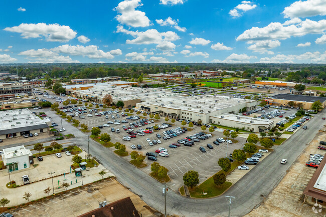 Gloster Street runs along Lee Acres' eastern border and features retail, dining, and services.