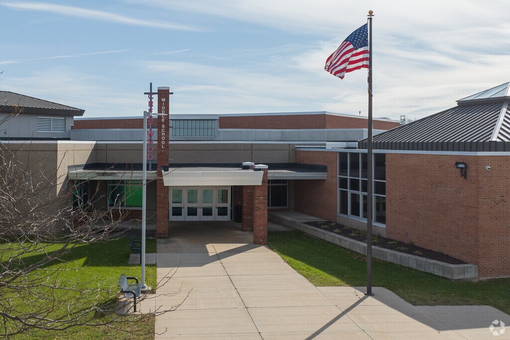 Crestwood Middle School has an overall B rating on Niche.com and averages 690 students.