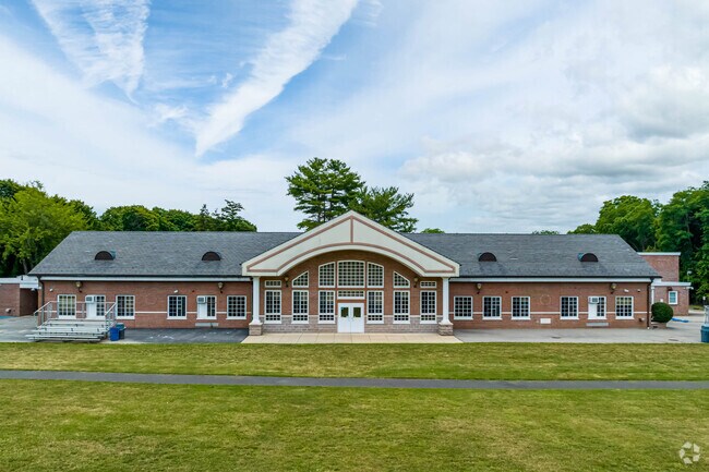 Lloyd Harbor School has a student-teacher ratio of approximately 11 to 1.