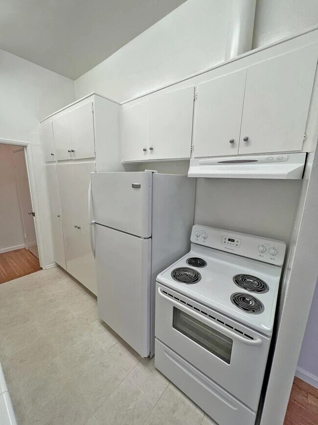 11936 Darlington Ave unit 101, Los Angeles, CA 90049 - photo 7