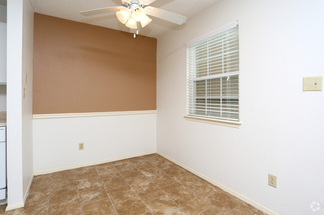 1BR, 1BA - 602SF - Dining Area