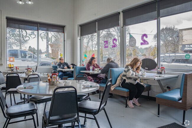 Owner and chef, Willy of Willy & Grace Diner has been serving Elgin for over 30 years.