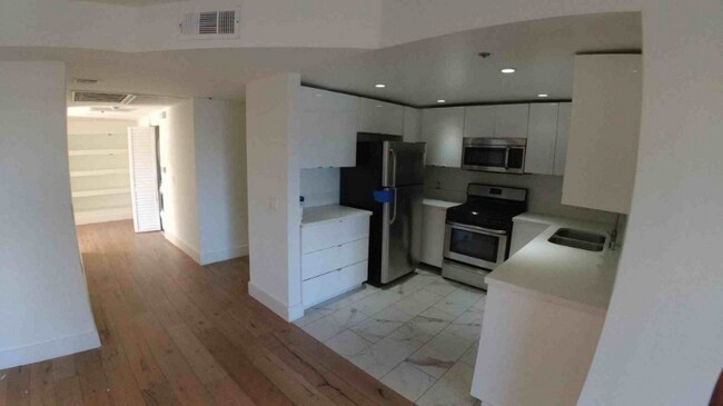 939 Palm Ave unit 401, West Hollywood, CA 90069 - photo 5
