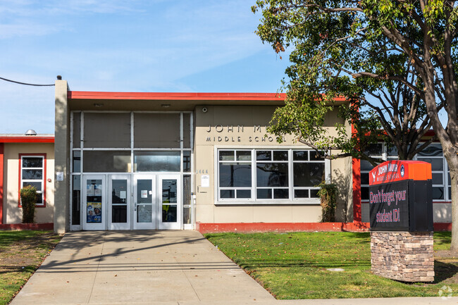 John Muir Middle School scores a B on Niche.