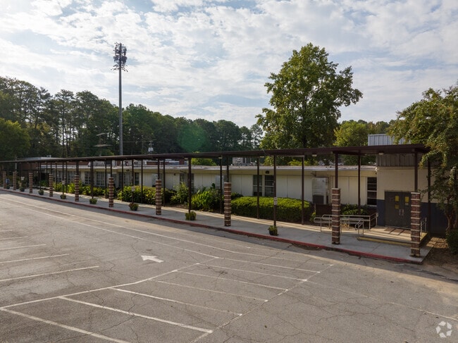 Eastvalley Elementary School gets a 6/10 on GreatSchools.