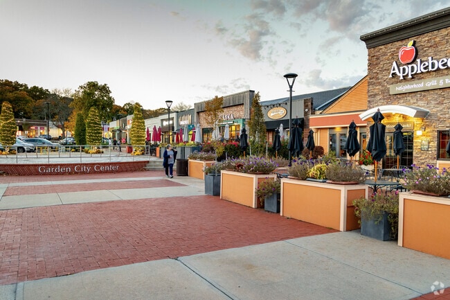 Garden City Center’s restaurants offer upscale dining just minutes from Arlington.