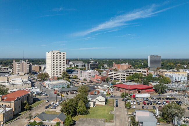 Downtown Lafayette is a short drive away from extra amenities.