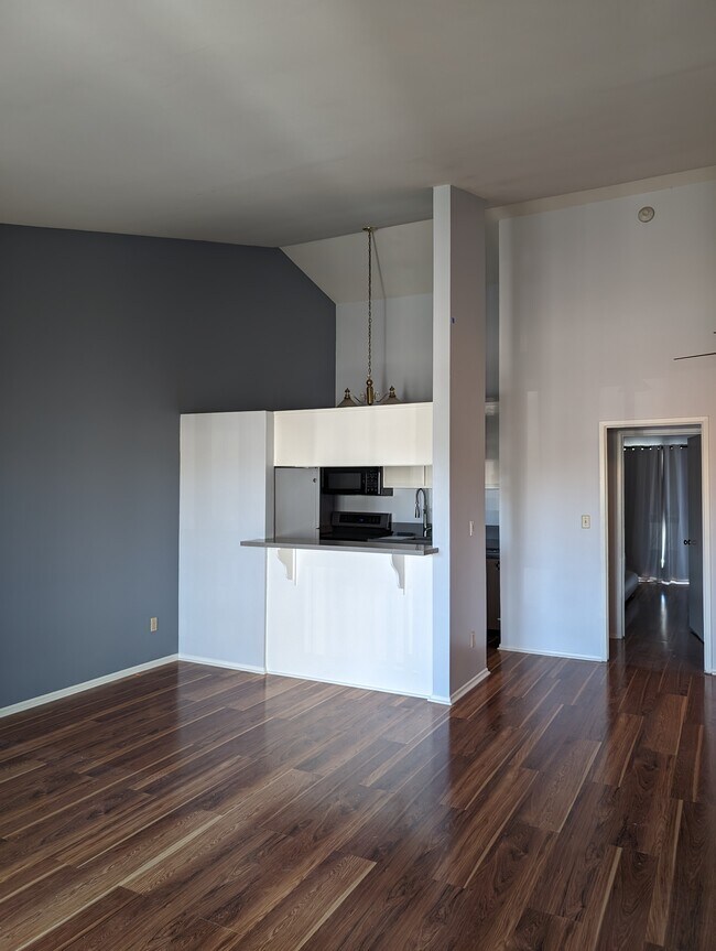 902 Camino Real Unit 201, Redondo Beach, CA 90277