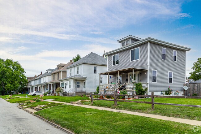 Historic foursquare homes can be found throughout Oak Ridge.