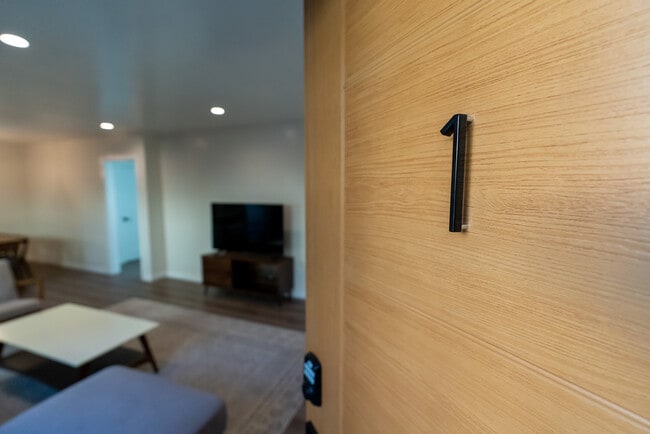 521 N Flores St, West Hollywood, CA 90048 - photo 2