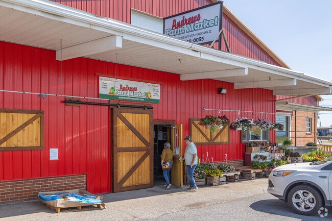 Andrew's Farm Market offers Saint Thomas fresh produce from its 84-acre farm.