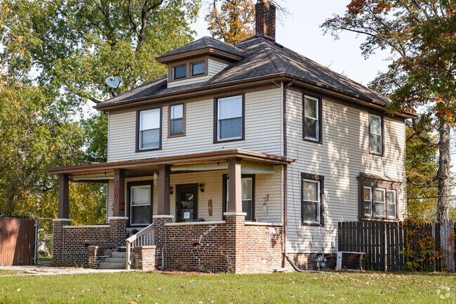 Find four square style homes with striking detail at Pontiac Place in Fort Wayne.