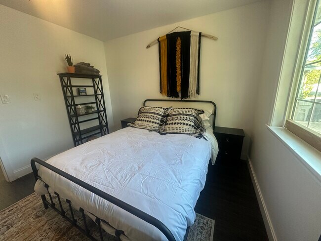 1258 Mistletoe Ln unit Little Getaway, Redding, CA 96002 - photo 3