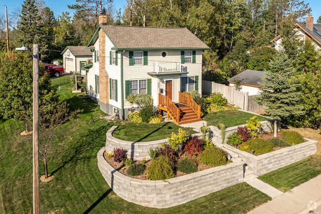 Homes with nicely manicured lawns can be found in Hunters Park.