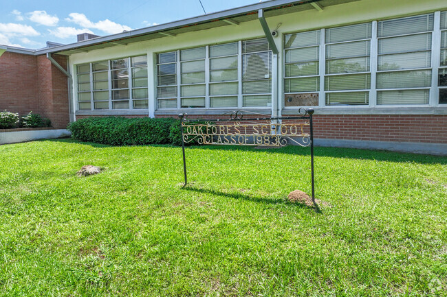 Oak Forest Elementary has a student to teacher ratio of 15 to 1.