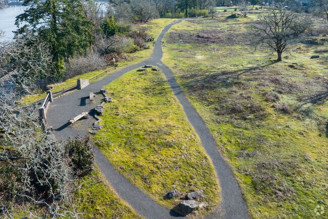 Canemah Bluff Nature Park Pathway is a great hiking place for locals.