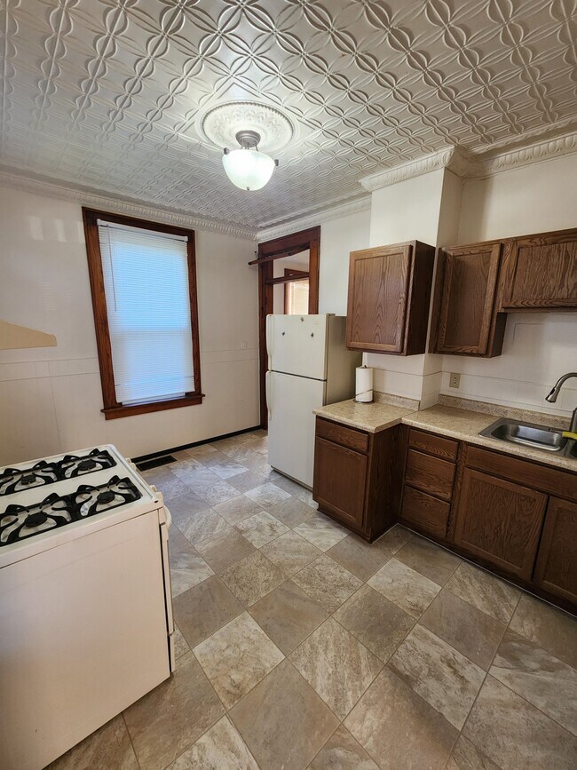 2548 Jackson St unit 1, Dubuque, IA 52001 - photo 3