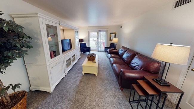 1621 Congress Ave unit ID1253099P, Oshkosh, WI 54901 - photo 2