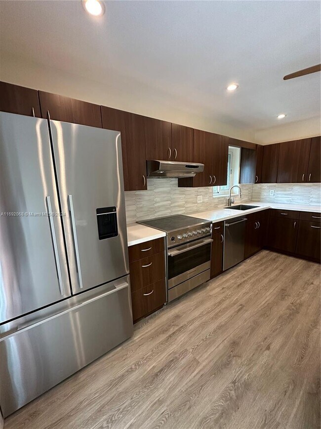 407 SE 4th Terrace unit 407, Dania, FL 33004 - photo 2