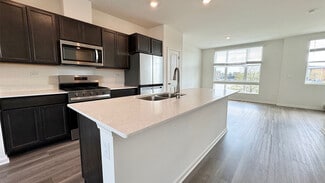 387 Summit Cir, Lombard, IL 60148