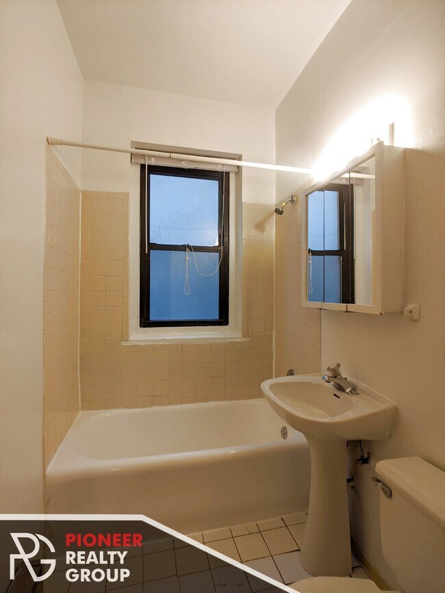 634 W Barry Ave unit 635-202, Chicago, IL 60657 - photo 5