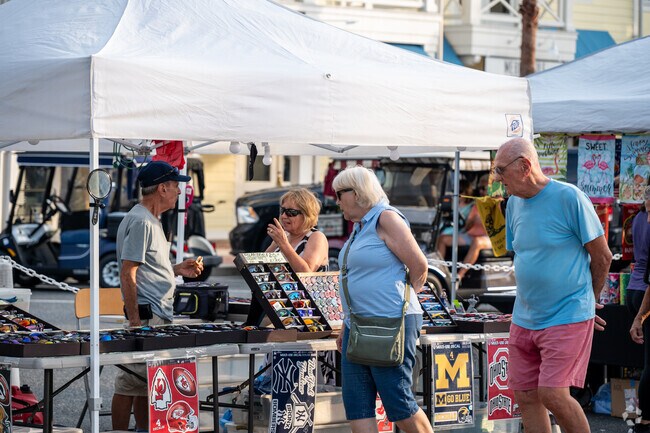 There are weekly farmers markets at Lake Sumter Landing, near the Village of Amelia.