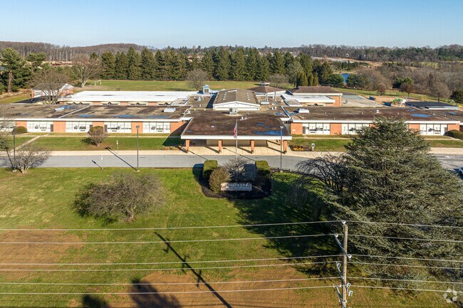 Greenwood Elementary School has 553 students in grades 1-5.